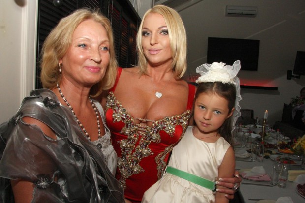 Анастасия Волочкова с мамой и дочерью