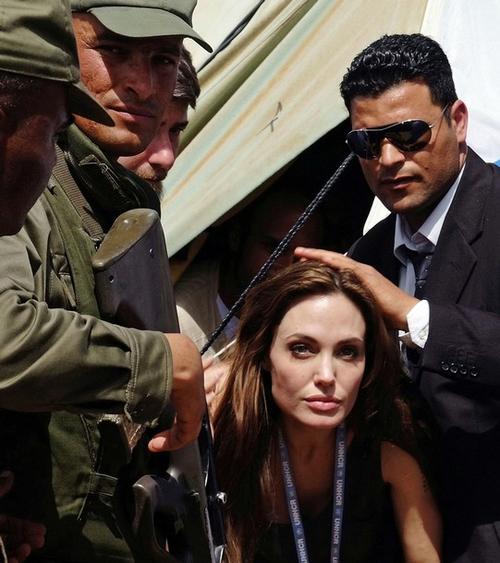 Анджелина Джоли на границе между Ливией и Тунисом