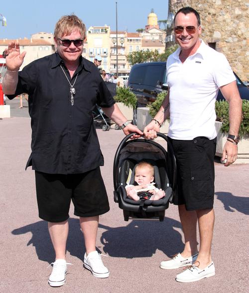 Elton John и Дэвид Ферниш со своим сыном Закари