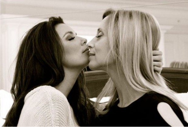 Ева Лонгория целуется с девушкой