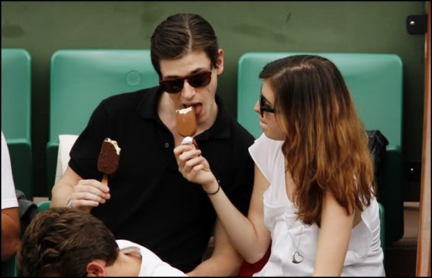 Гаспар Ульель и Сесиль Кассель едят мороженое