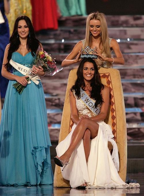 Корону победительнице вручила "Мисс мира-2008" россиянка Ксения Сухинова