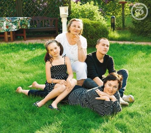 Лариса Гузеева со своей мамой, сыном Георгием и дочерью Ольгой