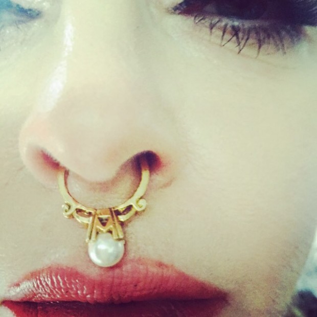 Мадонна сделала пирсинг носа
