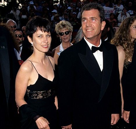 Мел Гибсон с женой Робин Мур на церемонии «Оскар» в 1997 году