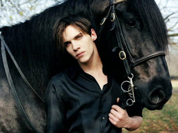 Джонатан Риз Майерс с лошадью