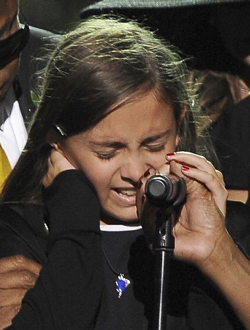 11-летняя дочь Майкла - Пэрис разрыдалась на прощальном концерте. Она назвала Майкла Джексона самым лучшим отцом