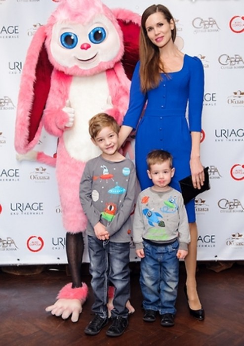 Наталья Лесниковская с сыновьями Егором и Марком