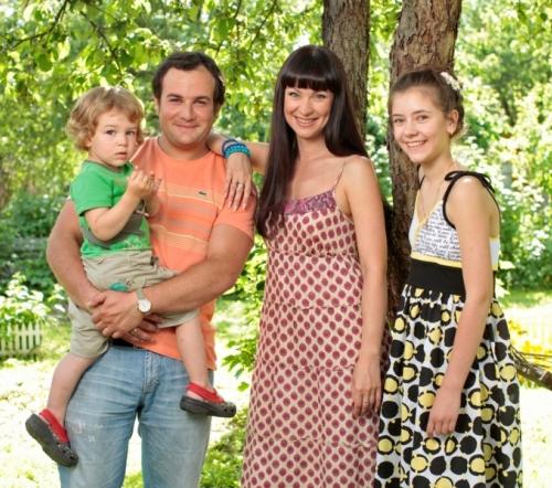 Нонна Гришаева с супругом Александром Нестеровым, дочерью Настей и сыном Ильей