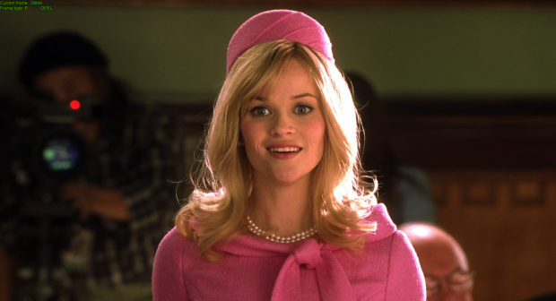Риз в розовом костюме - кадр из фильма "Блондинка в законе"
