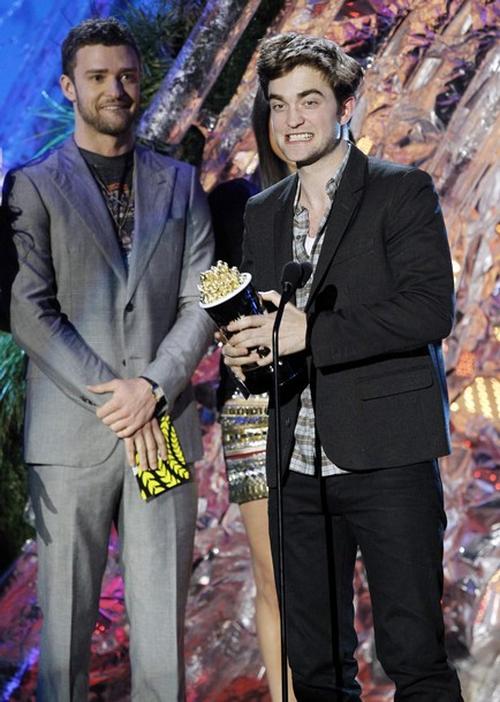 Роберт Паттинсон / Robert Pattinson на вручении премий - MTV Movie Awards 2011