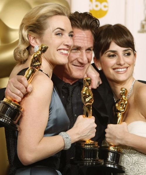 На церемонии “Оскар” Шон Пенн обнимался со всеми красавицами Голливуда кроме жены