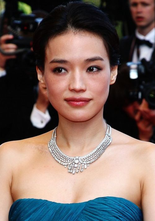 Известная тайваньская актриса Шу Кви красуется в ожерелье от Cartier 