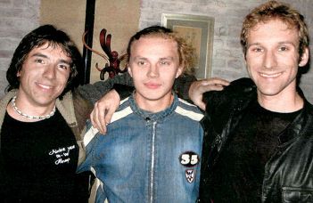 Cтанислав Петров (в центре) с друзьями
