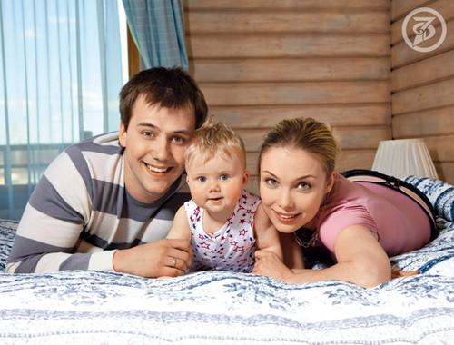 Татьяна Арнтгольц и Иван Жидков с дочерью