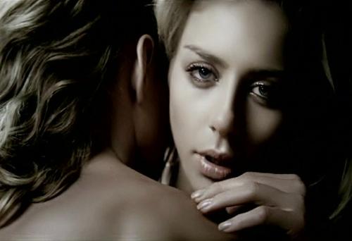 Кадр из клипа Тины Кароль на песню «Ноченька»