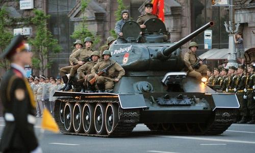 Парад в Киеве 9 мая по случаю 65-ой годовщины Победы в Великой Отечественной войне
