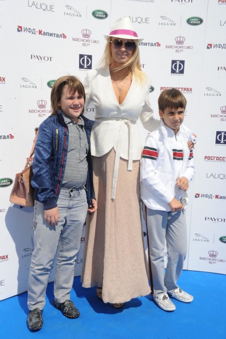 Яна Рудковская с детьми