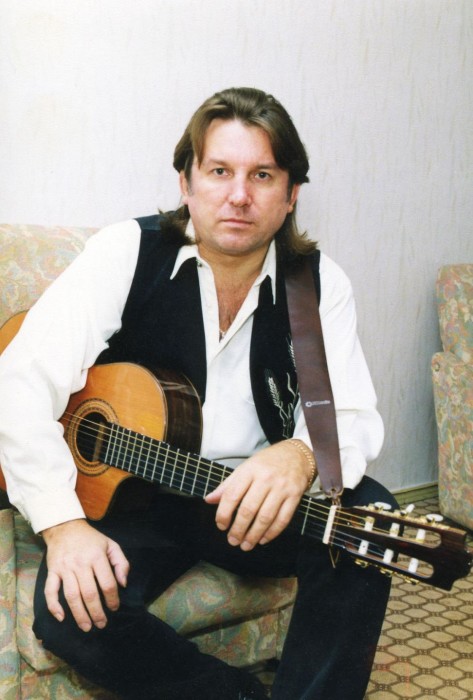 Юрий Лоза с гитарой
