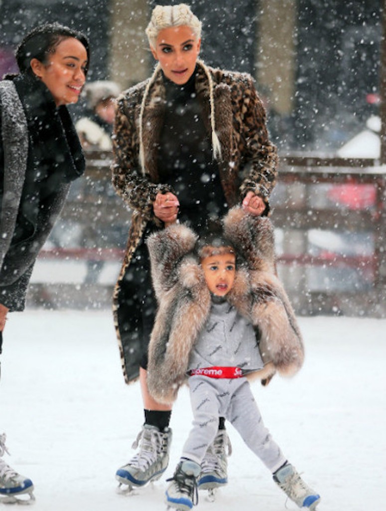 Ким Кардашьян с дочерью на катке