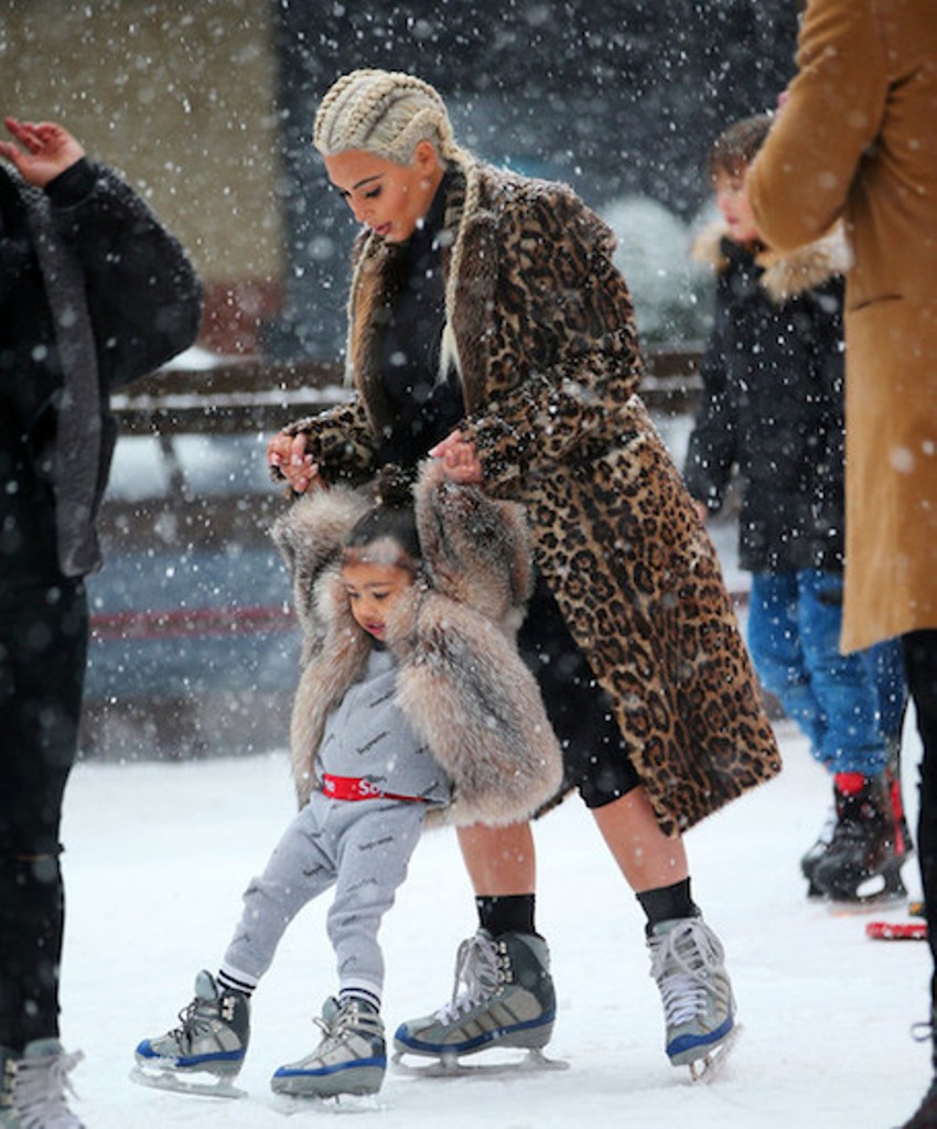 Ким Кардашьян с дочерью на катке