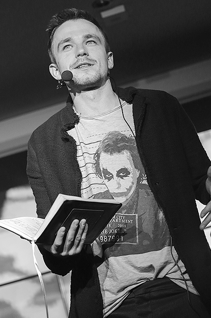 Александр Петров читает свои стихи