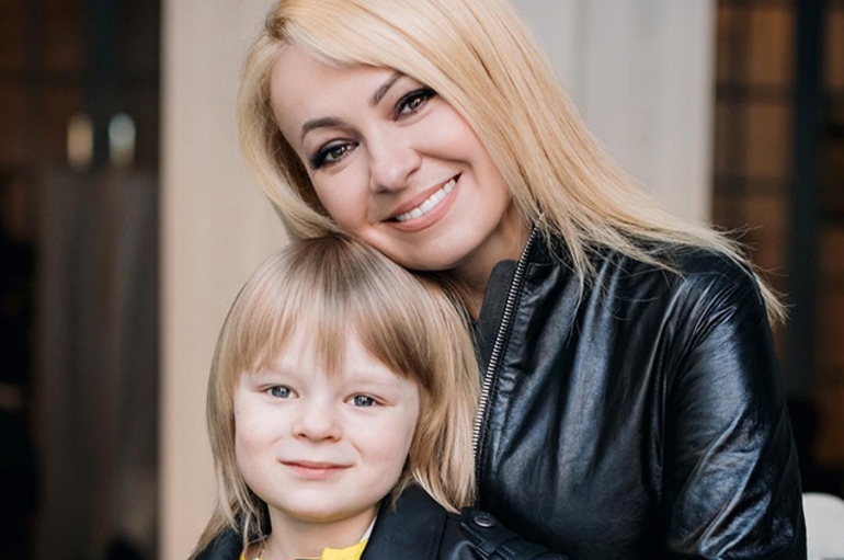 Яна Рудковская не пустила сына в первый класс